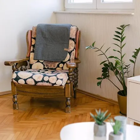 Cozy 2 Bedroom Close To Center 아파트 *